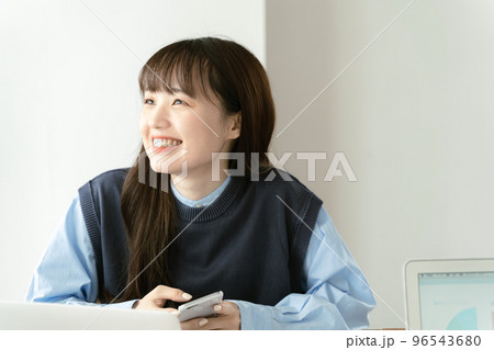 パソコン向かって働く若い女性 パソコン向かって働く若い女性 96543680