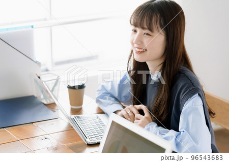パソコン向かって働く若い女性 96543683