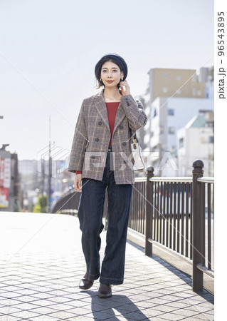 街を歩く30代前半の女性 96543895