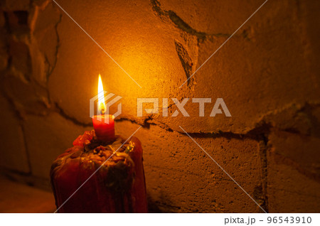 灯る赤いキャンドル（1本） 96543910