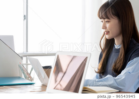 パソコン向かって働く若い女性 パソコン向かって働く若い女性 96543945