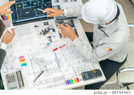 現場代理人　工事監理者　一級建築士　図面　ミーティング　建設現場　CAD　現場定例会 96544405