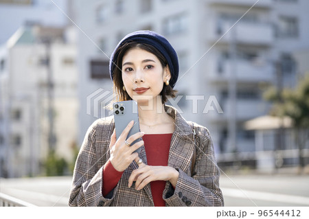スマートフォンを持った若い女性 96544412