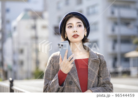 スマートフォンを持った若い女性 スマートフォンを持った若い女性 96544459