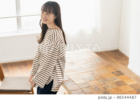 リビングで佇む若い女性 リビングで佇む若い女性 96544487