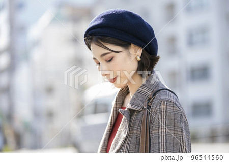 ベレー帽を被った笑顔の30代前半の女性 ベレー帽を被った笑顔の30代前半の女性 96544560