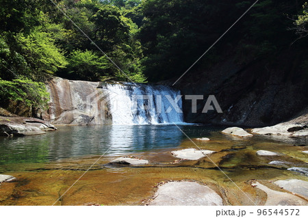轟の滝の美しい川の滝壺 96544572