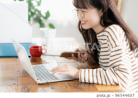 スマホとパソコンで勉強する若い女性 96544607