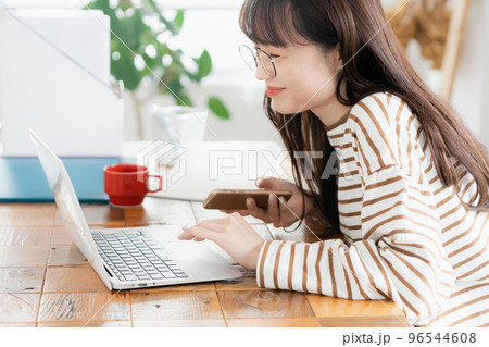 スマホとパソコンで勉強する若い女性 96544608