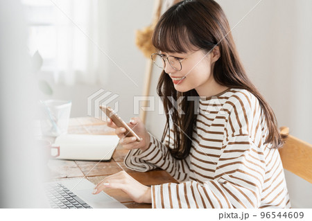 スマホとパソコンで勉強する若い女性 96544609