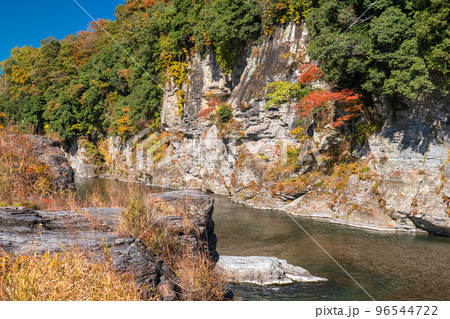 《埼玉県》秋の長瀞・紅葉の岩畳 《埼玉県》秋の長瀞・紅葉の岩畳 96544722