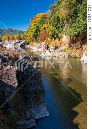 《埼玉県》秋の長瀞・紅葉の岩畳 《埼玉県》秋の長瀞・紅葉の岩畳 96544739