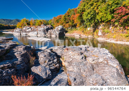 《埼玉県》秋の長瀞・紅葉の岩畳 《埼玉県》秋の長瀞・紅葉の岩畳 96544764