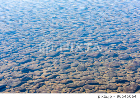 石の敷き詰められた川底のイメージ 96545064