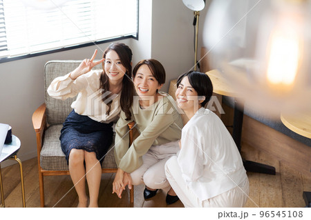 20代 30代 女性 ポートレート 20代 30代 女性 ポートレート 96545108