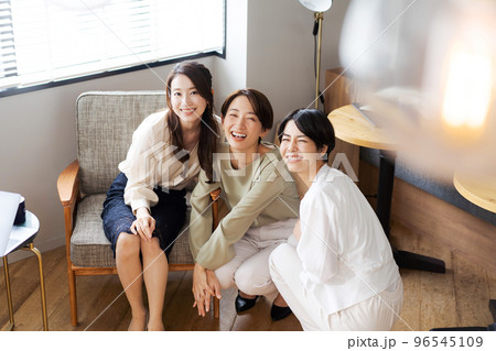 20代 30代 女性 ポートレート 20代 30代 女性 ポートレート 96545109