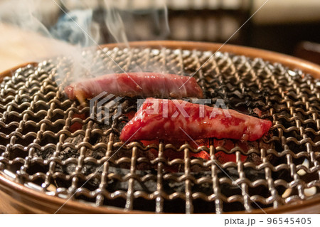 炭火で焼く焼肉 96545405