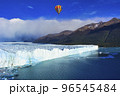パタゴニア地方のペリトモレノ氷河の景観 96545484