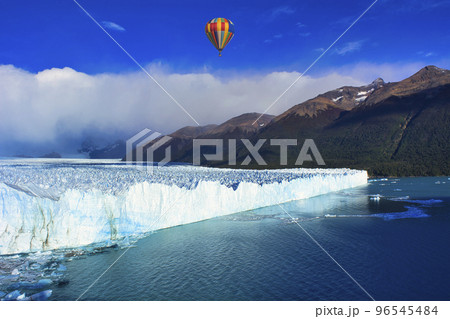 パタゴニア地方のペリトモレノ氷河の景観 96545484