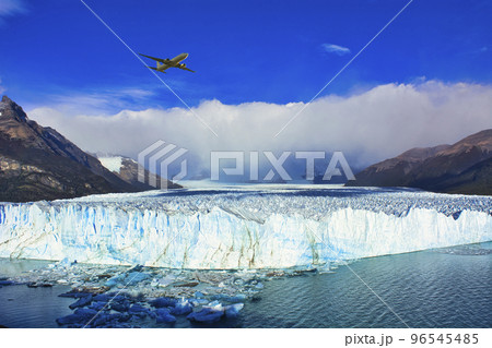 パタゴニア地方のペリトモレノ氷河の景観 96545485