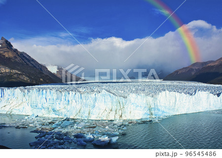 パタゴニア地方のペリトモレノ氷河の景観 96545486