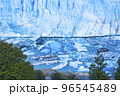 パタゴニア地方のペリトモレノ氷河の景観 96545489