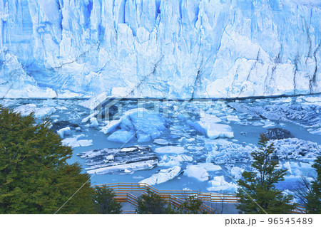 パタゴニア地方のペリトモレノ氷河の景観 パタゴニア地方のペリトモレノ氷河の景観 96545489