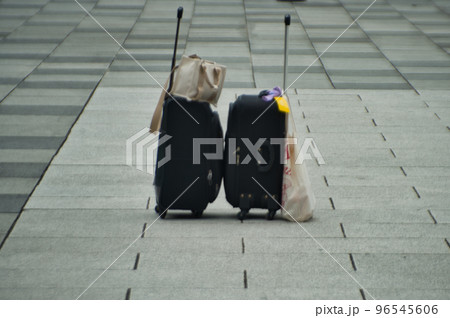 道に置かれたスーツケース 96545606