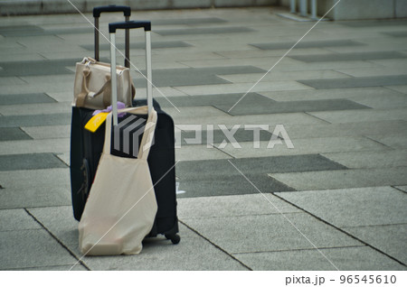 道に置かれたスーツケース 道に置かれたスーツケース 96545610
