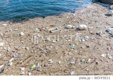 海に漂う大量の海洋汚染ごみ(プラスチックゴミ) 海洋汚染イメージ 海に漂う大量の海洋汚染ごみ(プラスチックゴミ) 海洋汚染イメージ 96545611