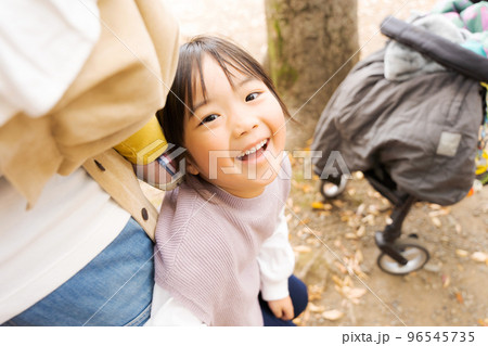 公園で遊ぶ女の子 公園で遊ぶ女の子 96545735