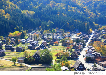 秋の白川郷　城山天守閣展望台から見た合掌集落全景 96545935