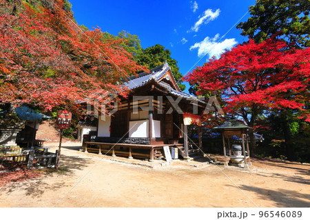 【愛媛県】晴天の西山興隆寺の紅葉 【愛媛県】晴天の西山興隆寺の紅葉 96546089