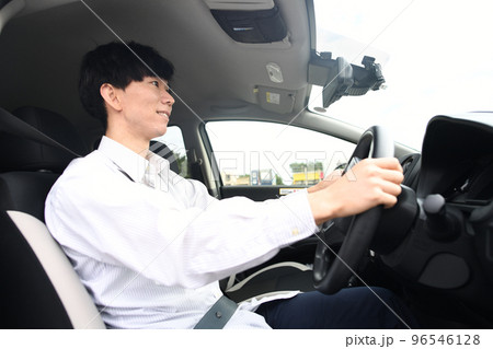 笑顔で運転をする若いアジア人男性 96546128