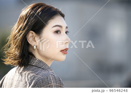 30代前半の女性　横顔　屋外　ポートレート 96546248