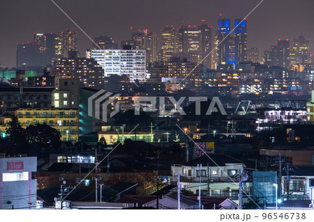 《東京都》新宿の摩天楼と住宅街の夜景・遠景 96546738