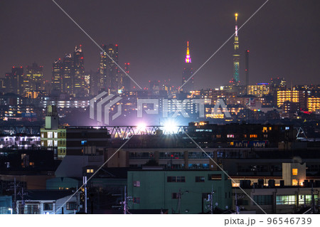 《東京都》新宿の摩天楼と住宅街の夜景・遠景 96546739