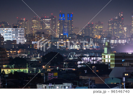 《東京都》新宿の摩天楼と住宅街の夜景・遠景 《東京都》新宿の摩天楼と住宅街の夜景・遠景 96546740