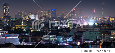 《東京都》新宿の摩天楼と住宅街の夜景・遠景 96546741