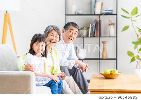 仲良しの祖父母と孫娘 仲良しの祖父母と孫娘 96546885