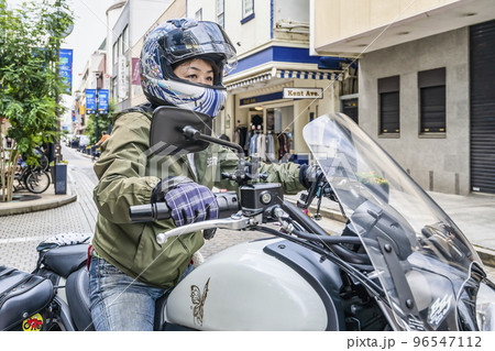 大型アメリカンバイクに乗って横浜元町ショッピングストリートに買い物に来た女性ライダー 96547112