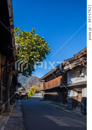 秋の 中山道 妻籠宿（長野県 南木曽町） 96547621