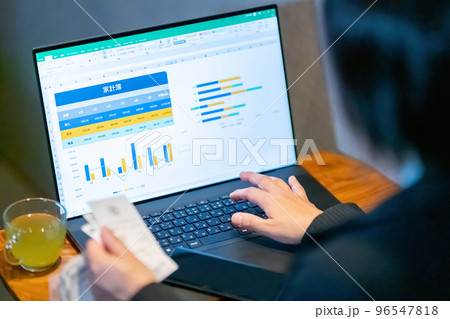 家計簿 表計算 グラフ 比較 生活費 レシート 女性 新入社員 カフェ 家計簿 表計算 グラフ 比較 生活費 レシート 女性 新入社員 カフェ 96547818