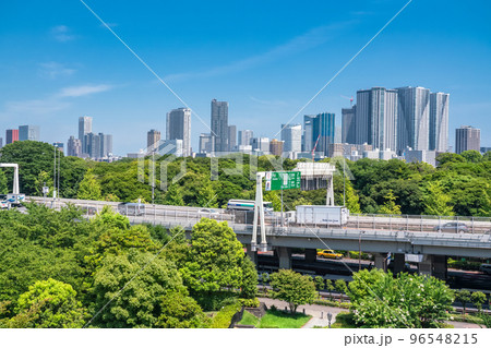 《東京都》東京ベイエリア・タワーマンションと高速道路の風景 96548215