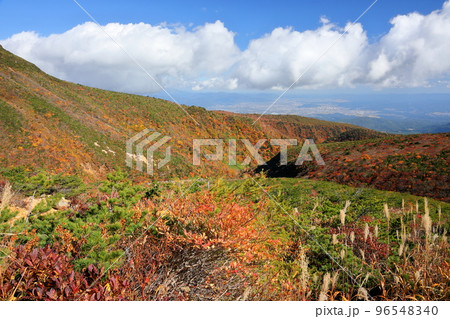 福島県二本松市　安達太良山登山道から鉄山方面の紅葉の景色 96548340