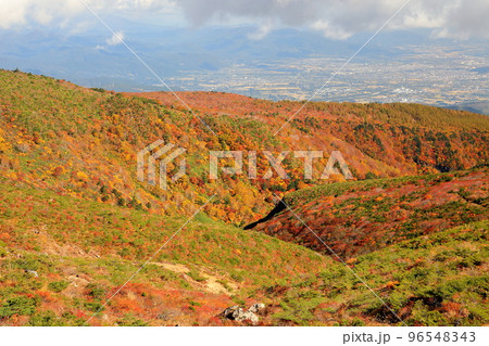 福島県二本松市　安達太良山登山道から鉄山方面の紅葉の景色 96548343