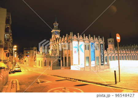 夜にライトアップされたバルセロナ カイシャフォーラムの全景 96548427