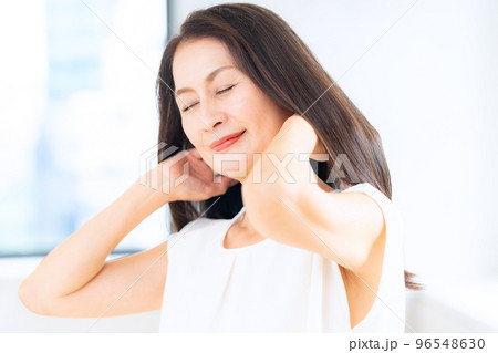 女性　ビューティー　美容　ミドル　シニア　ヘアケア　スキンケア 96548630