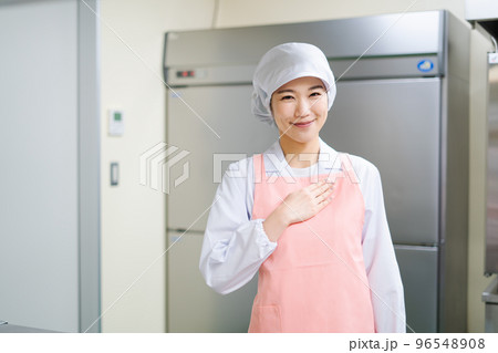 若い女性の調理師（安心） 96548908