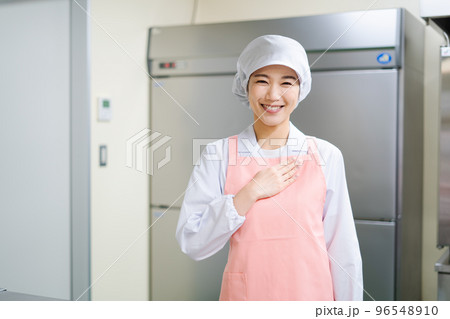 若い女性の調理師（安心） 96548910